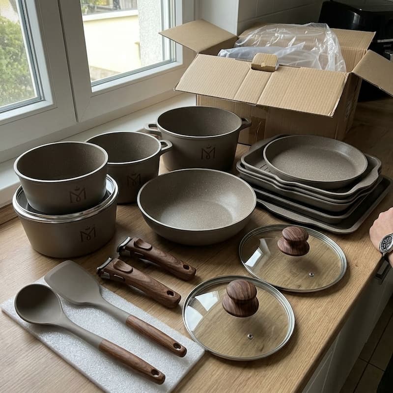 Set Maison Pure appena aperto sul tavolo
